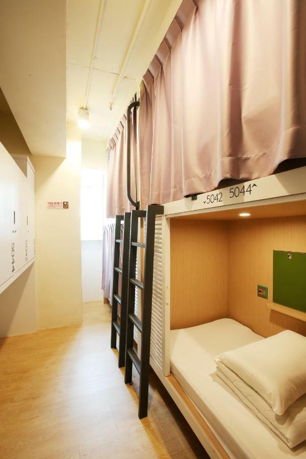 Loosha Hostel Taichung Bagian luar foto