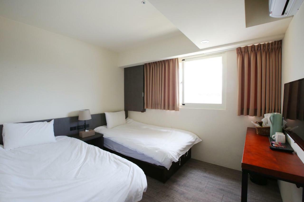 Loosha Hostel Taichung Bagian luar foto