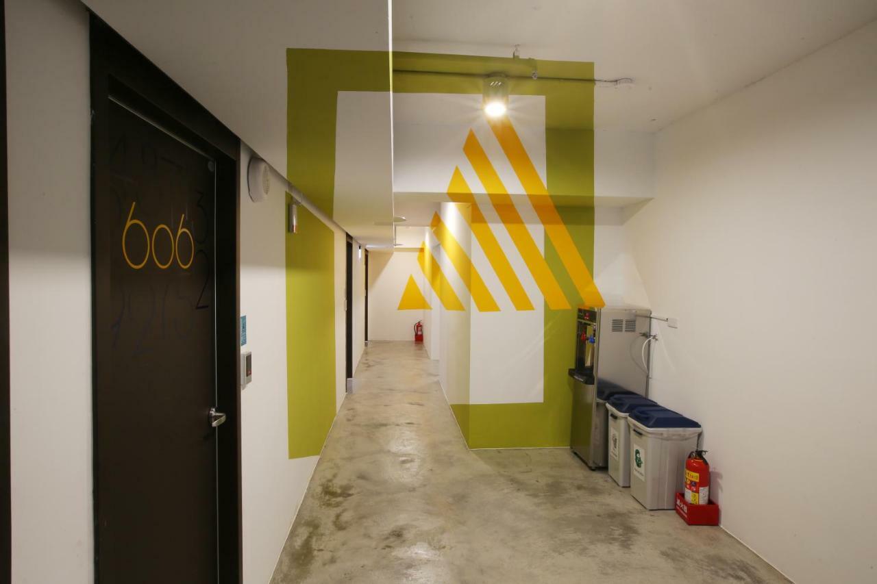 Loosha Hostel Taichung Bagian luar foto